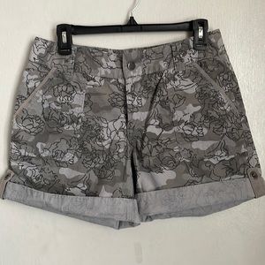 Carhartt Women’s Size 6 original fit shorts. Worn twice!